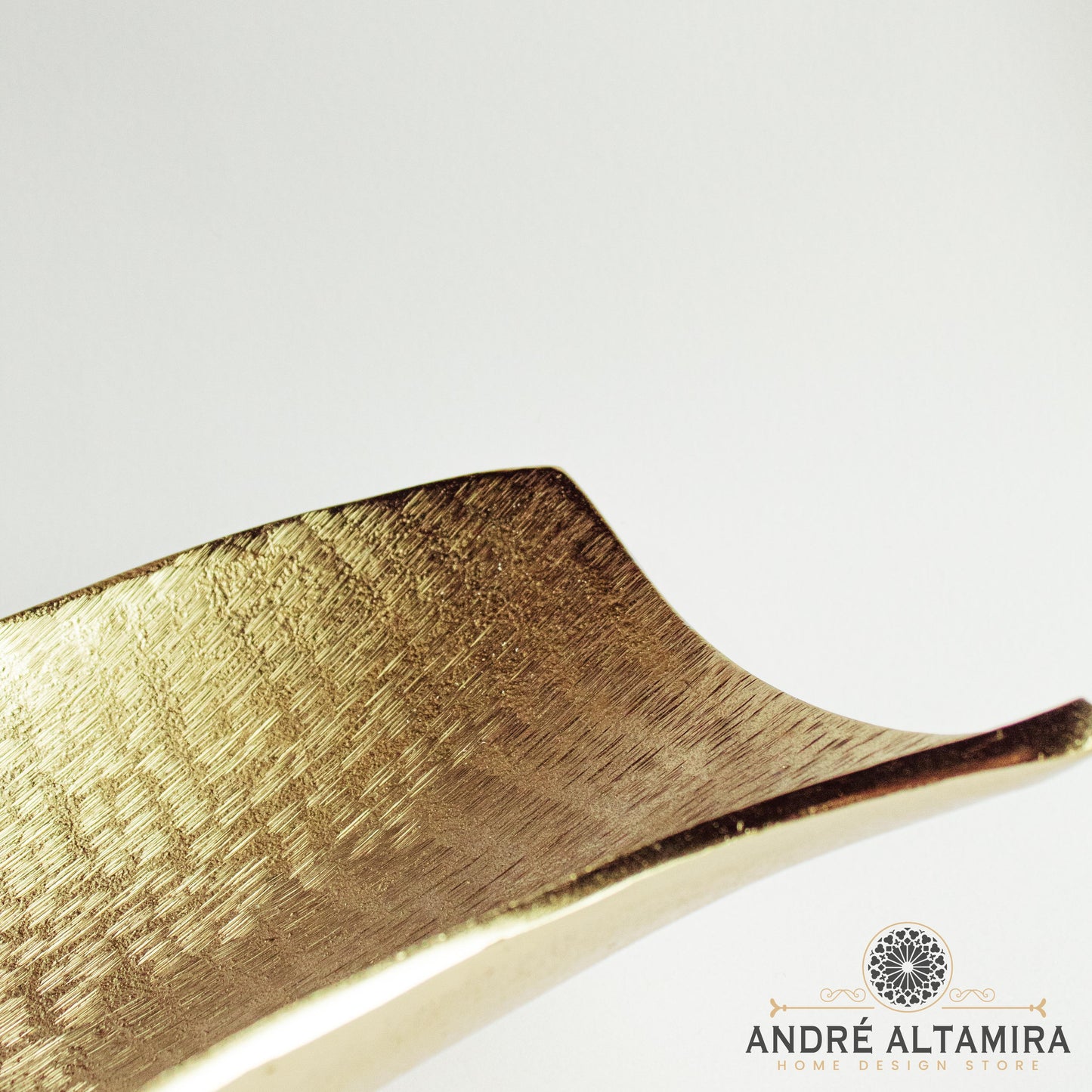 BANDEJA DECORATIVA DORADA