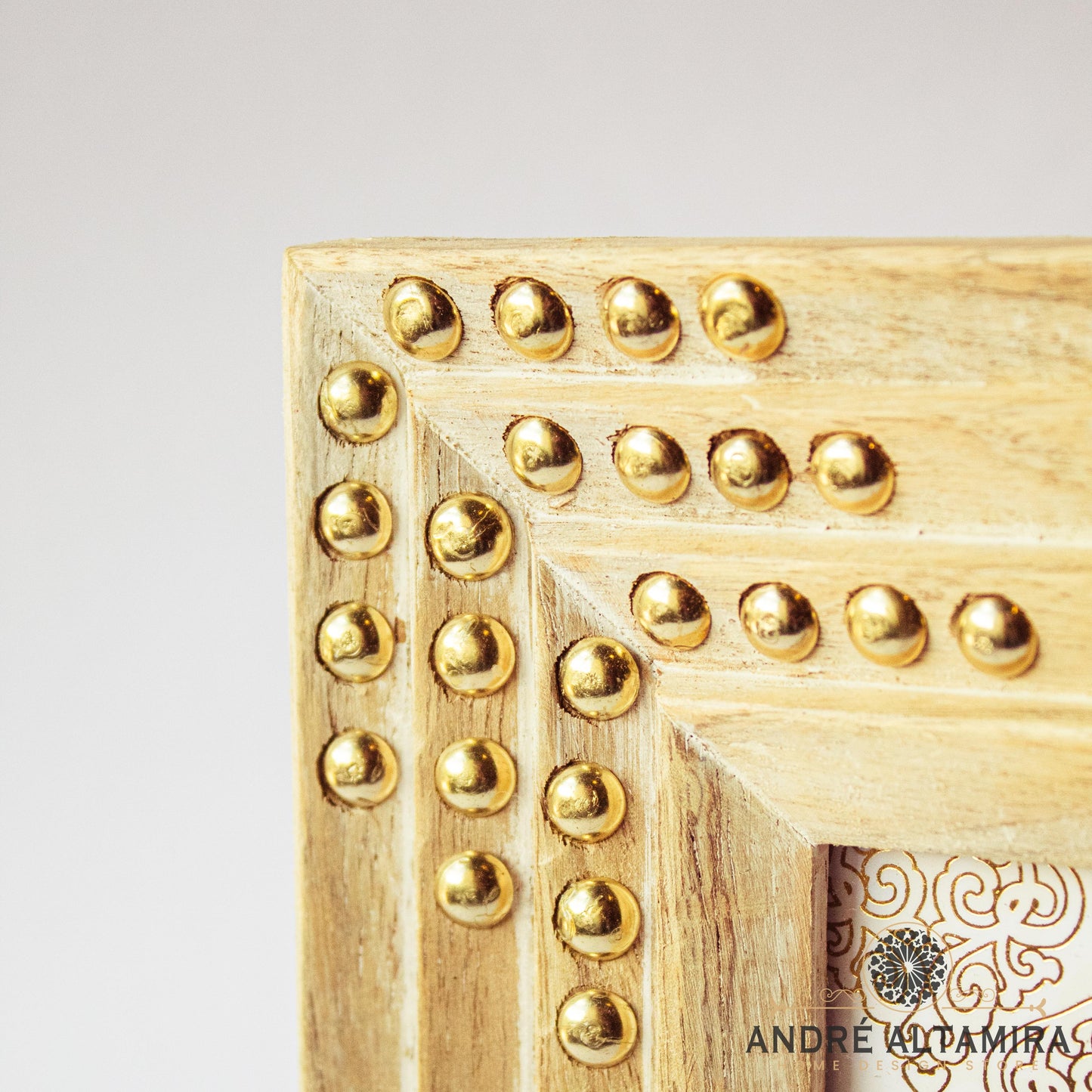 PORTARRETRATO DE MADERA NATURAL CON TACHAS DORADAS