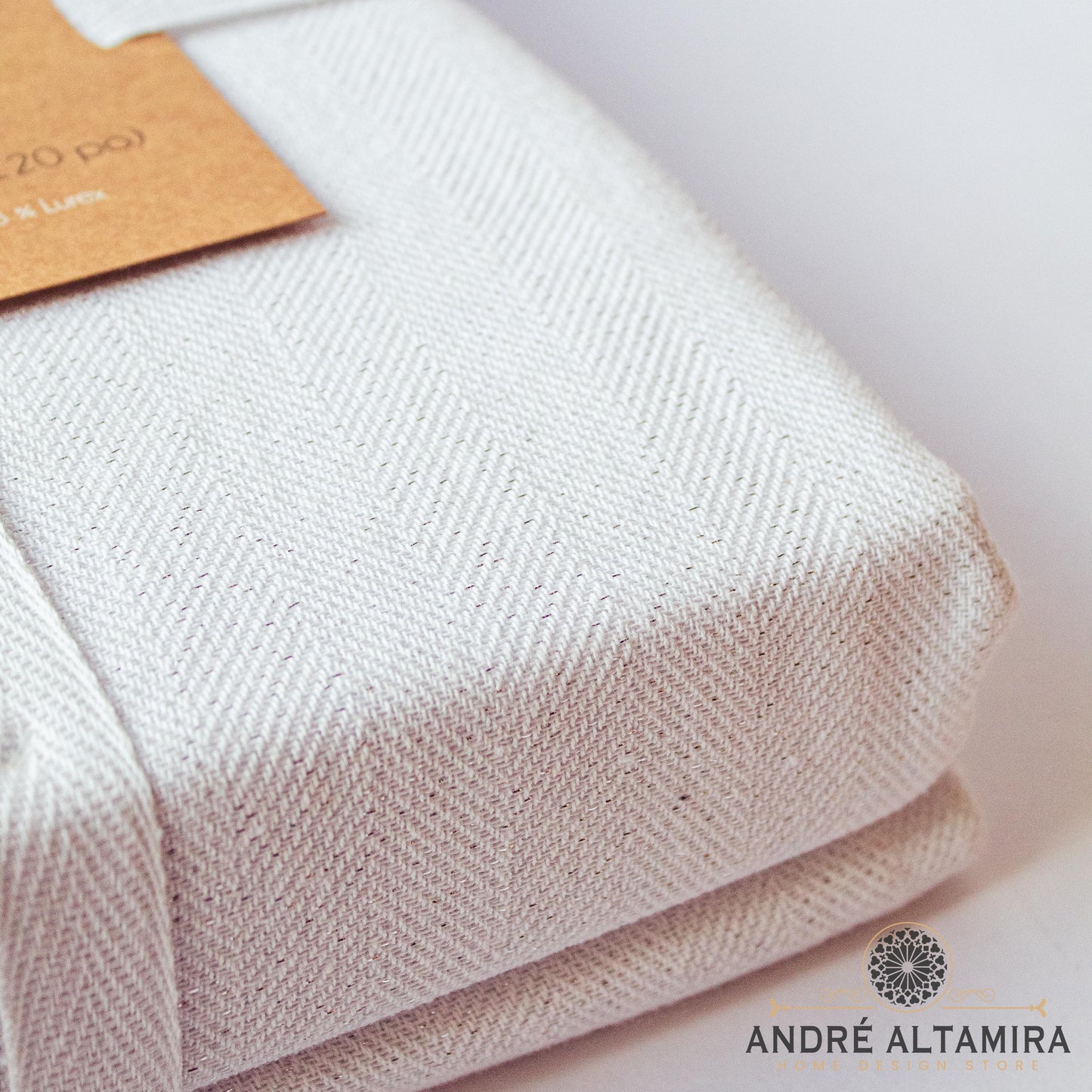 COBERTOR DE MESA BLANCO RECTANGULAR CON DESTELLOS PLATEADOS
