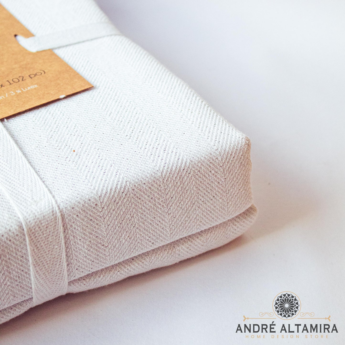 COBERTOR DE MESA RECTANGULAR BLANCO CON DESTELLOS PLATEADOS