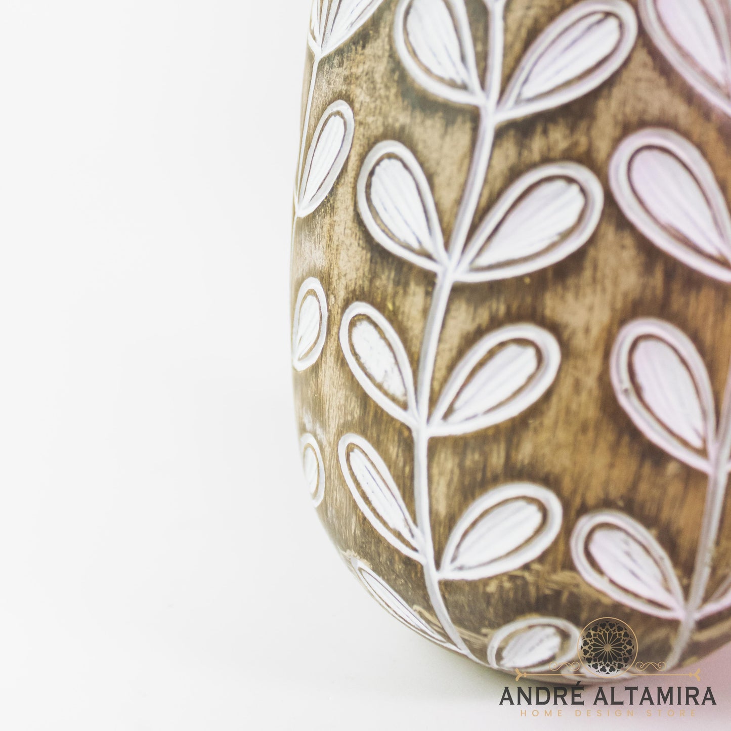 FLORERO TALLADO CON RAMAS BLANCAS