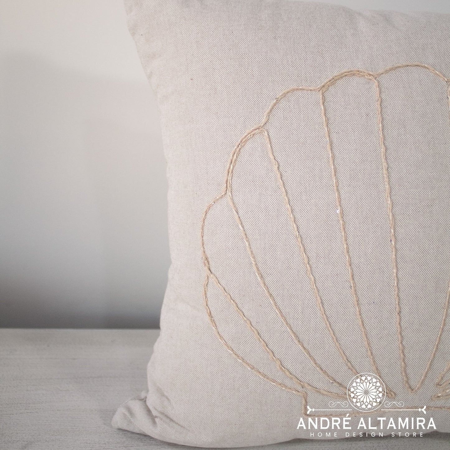COJÍN DECORATIVO CON TEJIDO SHELL