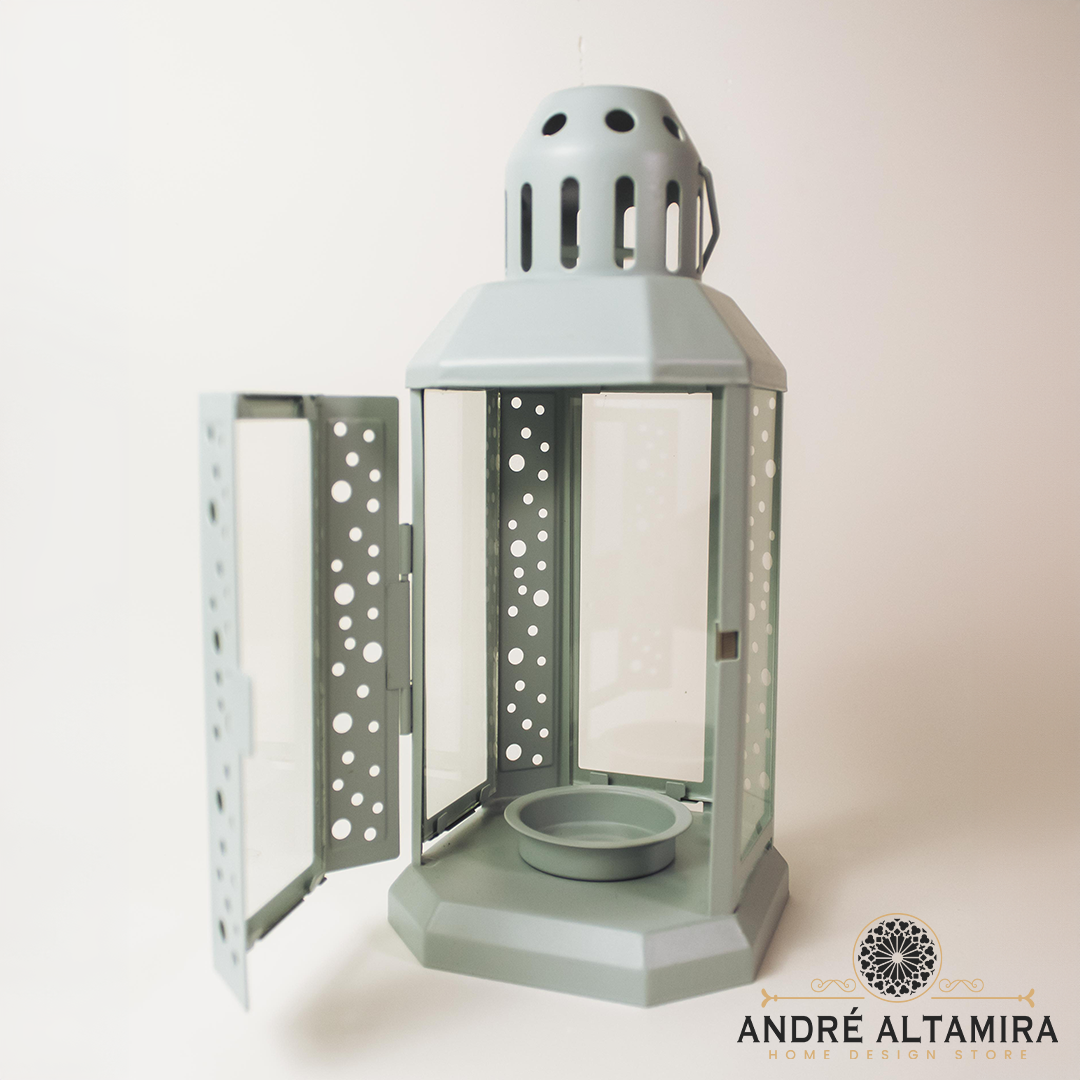 FAROL DE METAL CELESTE CON VENTANAS DE VIDRIO PARA VELA