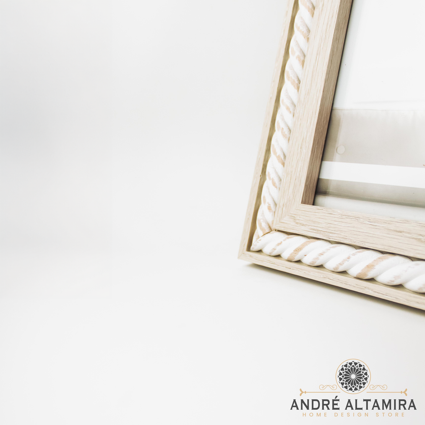 PORTA RETRATO DE MADERA TALLADA