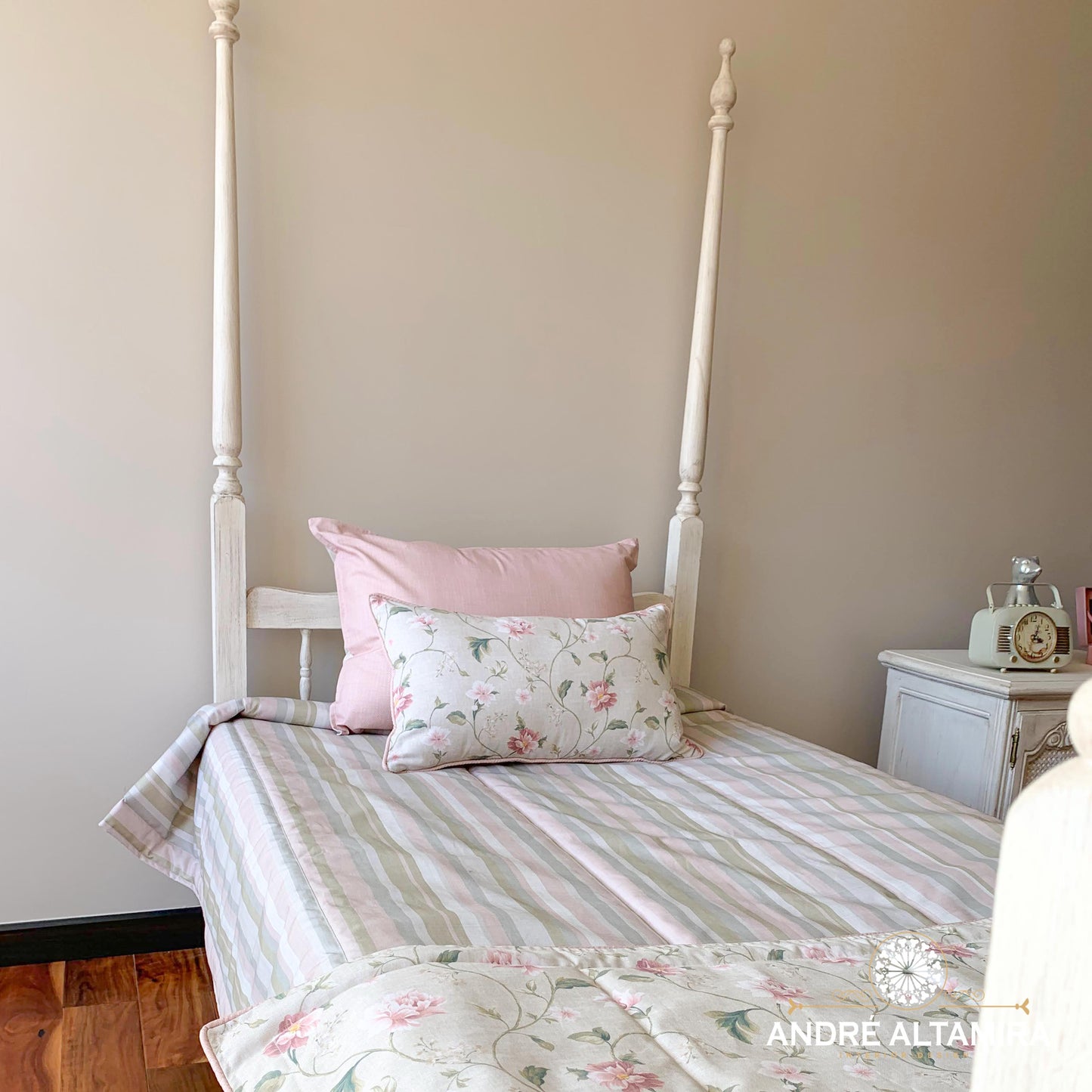 CAMA VINTAGE CON VELADOR