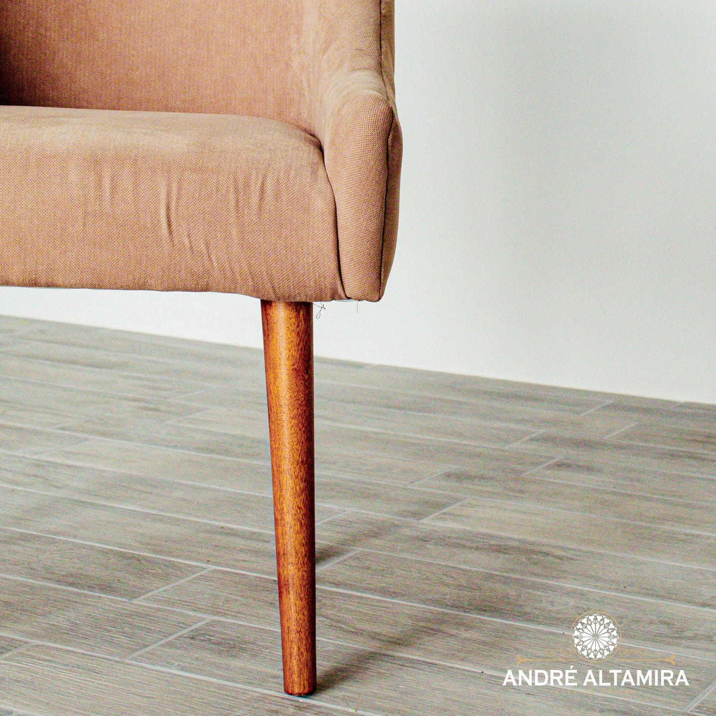 BUTACA BEIGE Y MADERA