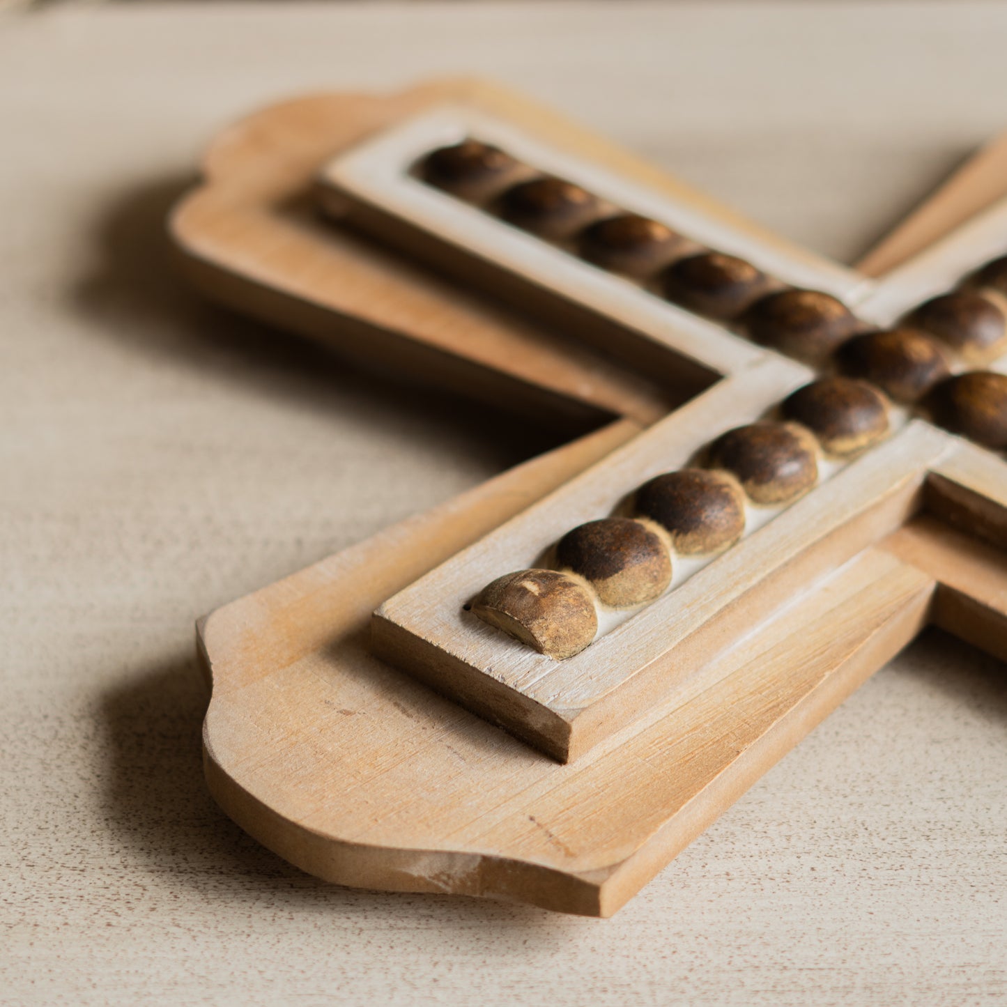 CRUZ DE MADERA CON DETALLES REDONDOS
