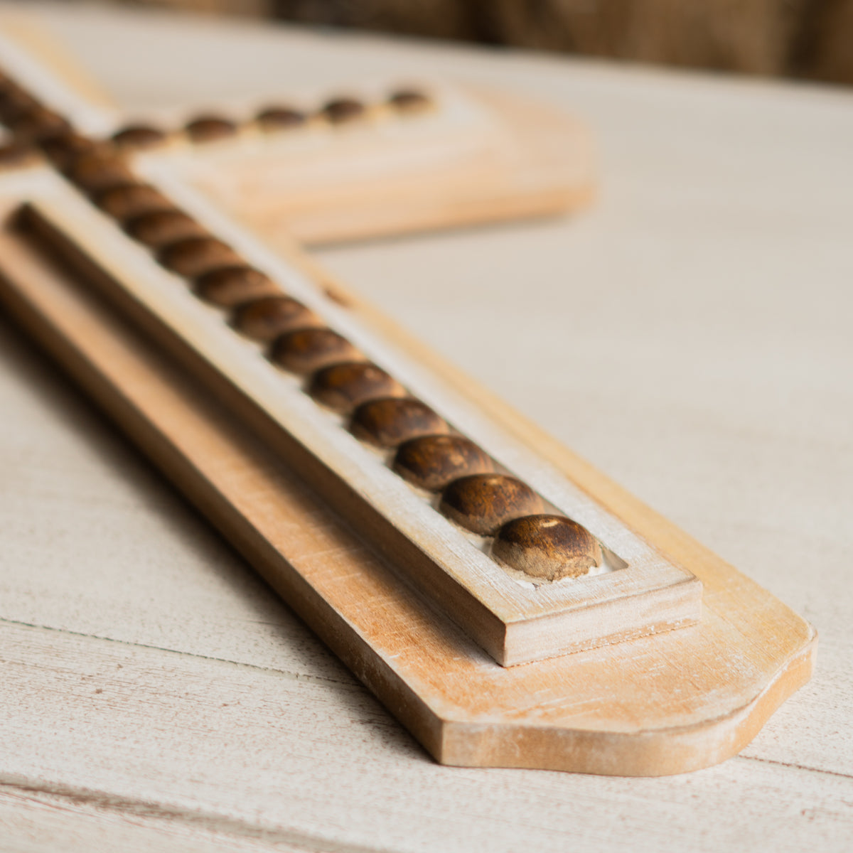 CRUZ DE MADERA CON DETALLES REDONDOS